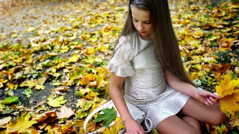 Une fille d'automne dans le style de mode et de mode de vie banque de vidéos