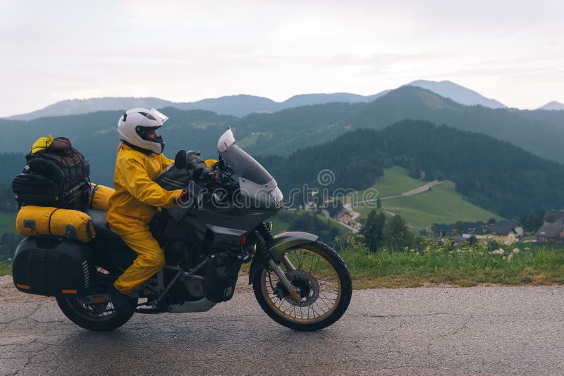 Une Fille En Imperméable Couvre La Chaussure Et Un Casque Est