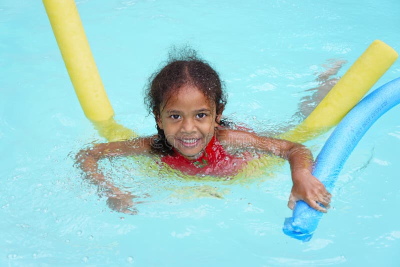 Une fille ethnique multiculturelle apprend Ã  nager