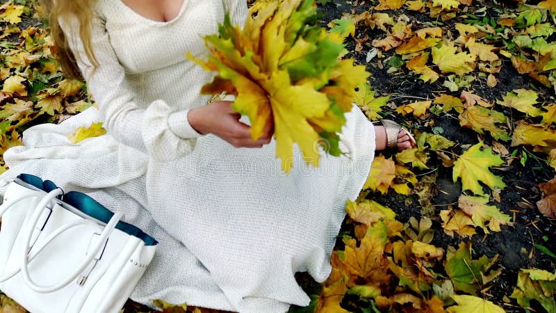 Une fille méconnaissable à l'automne dans le style de mode et de mode de vie clips vidéos