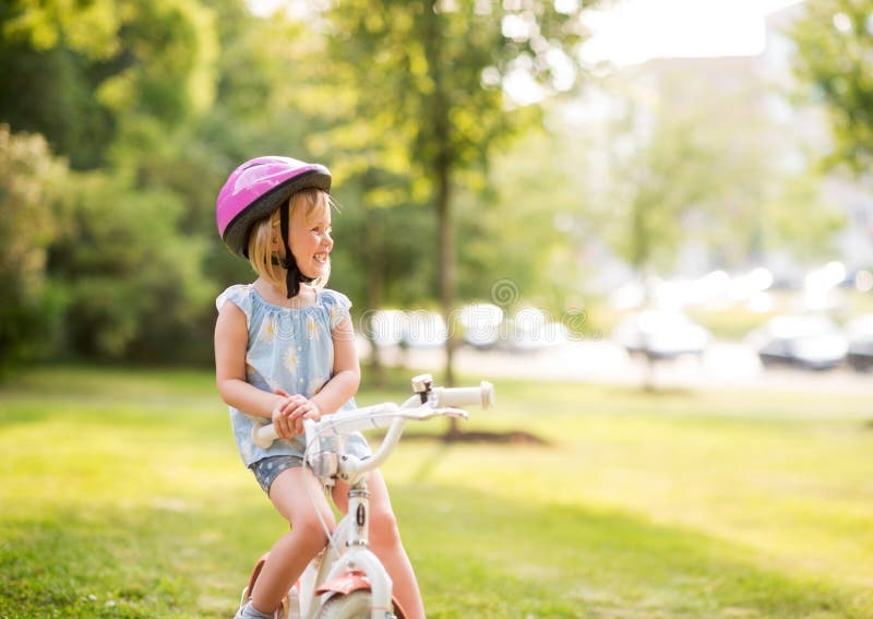 jeune fille à bicyclette