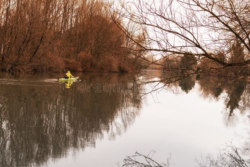 Une fille sur un kayak Les flotteurs de fille sur la rivi?re dans un kayak photos libres de droits Une fille sur un kayak Les flotteurs de fille sur la rivi?re dans un kayak photos libres de droits