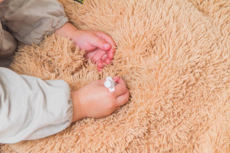 Une fille, un docteur de jeux d'enfant, fait un tir de l'insuline jouer l'ours image stock Une fille, un docteur de jeux d'enfant, fait un tir de l'insuline jouer l'ours image stock