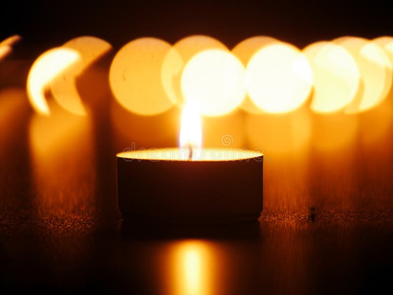 Une flamme de bougie image stock. Image du flamme, noir 46205561