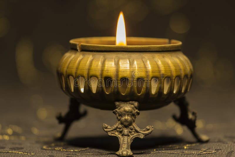 La Flamme De Divination Bougie Dans Le Miroir Concave Sur L'autel