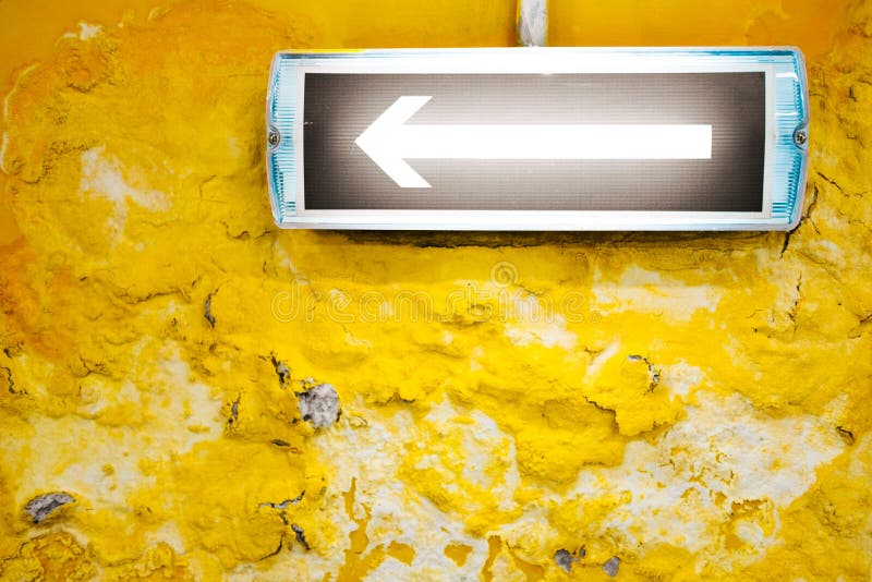 Une flèche sur le mur jaune photos stock Une flèche sur le mur jaune photos stock