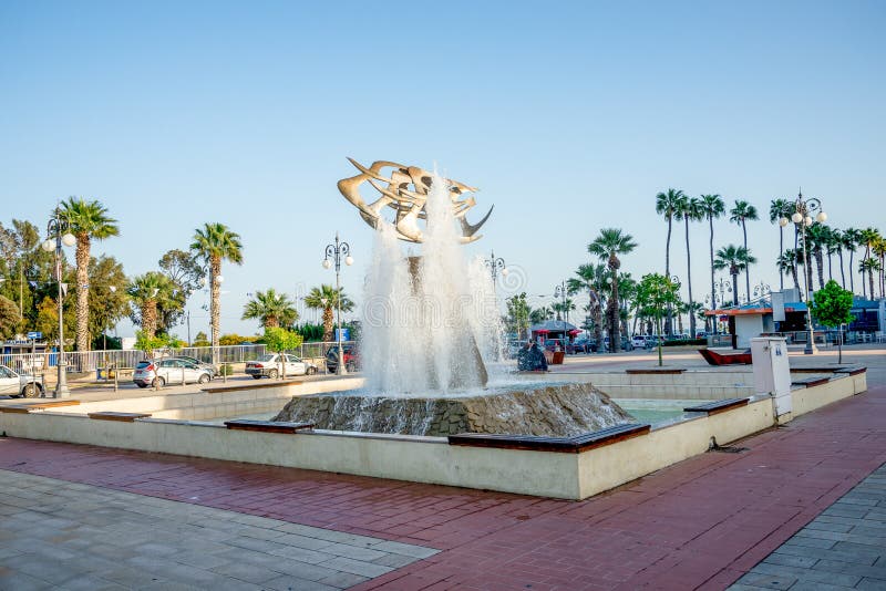Une fontaine dans la place de l'Europe près de la marina de Larnaca et Finikoudes échouent photo stock Une fontaine dans la place de l'Europe près de la marina de Larnaca et Finikoudes échouent photo stock