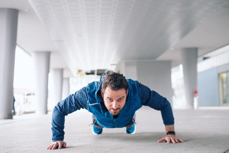 Une formation d'athlète avec des répétitions de pompe s'exercent photographie stock libre de droits Une formation d'athlète avec des répétitions de pompe s'exercent photographie stock libre de droits