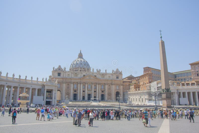 Une foule des touristes ? la cath?drale de St Peter ? Rome Italie photographie stock Une foule des touristes ? la cath?drale de St Peter ? Rome Italie photographie stock