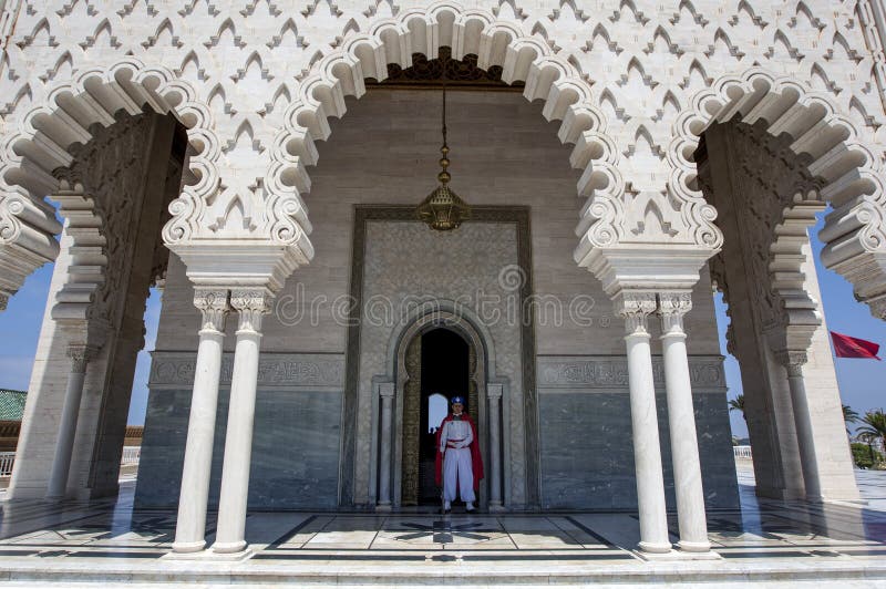 Une garde s'élève à l'entrée au mausolée de Mohamed V situé à Rabat, Maroc