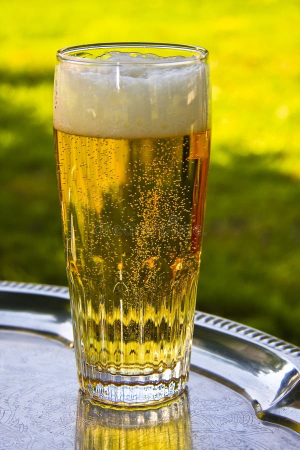 Une glace d'argent de bière sur un plateau photo libre de droits Une glace d'argent de bière sur un plateau photo libre de droits