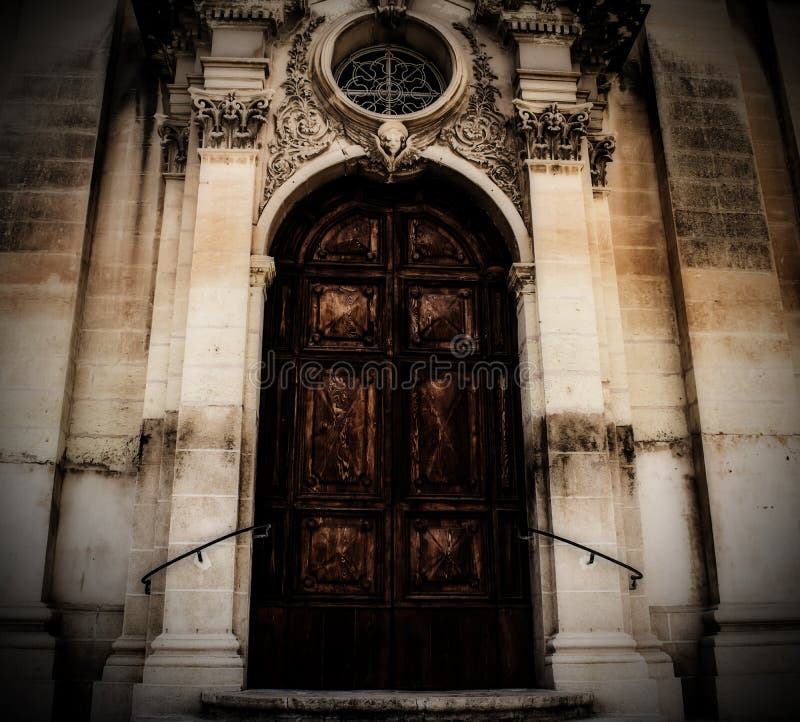 Une grande porte baroque d'une église photo libre de droits Une grande porte baroque d'une église photo libre de droits