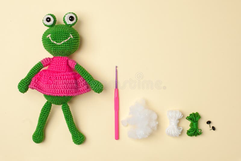 Une Grenouille De Jouet Dans Une Robe à Crochet Sur Un