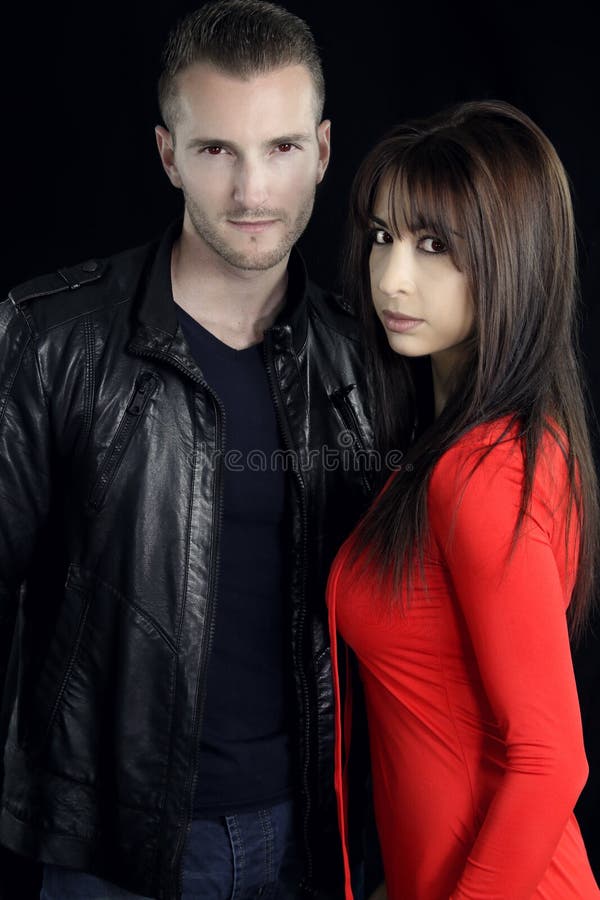 Une histoire de vampire - couple attrayant photographie stock Une histoire de vampire - couple attrayant photographie stock