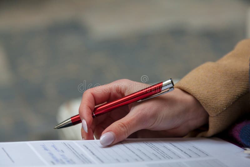 Une image d'une main et d'un stylo remplissant un formulaire photographie stock Une image d'une main et d'un stylo remplissant un formulaire photographie stock