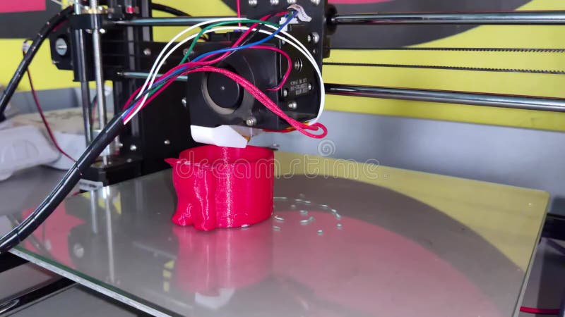 Une imprimante 3D moderne au travail Photo macro d'une machine cnc qui crée indépendamment un objet volumétrique Le concept du mo banque de vidéos