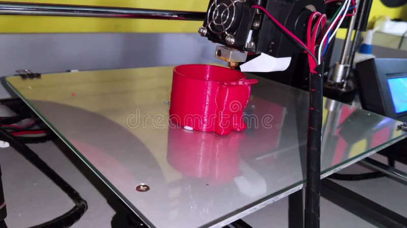 Une imprimante 3D moderne au travail Photo macro d'une machine cnc qui crée indépendamment un objet volumétrique Le concept du mo clips vidéos