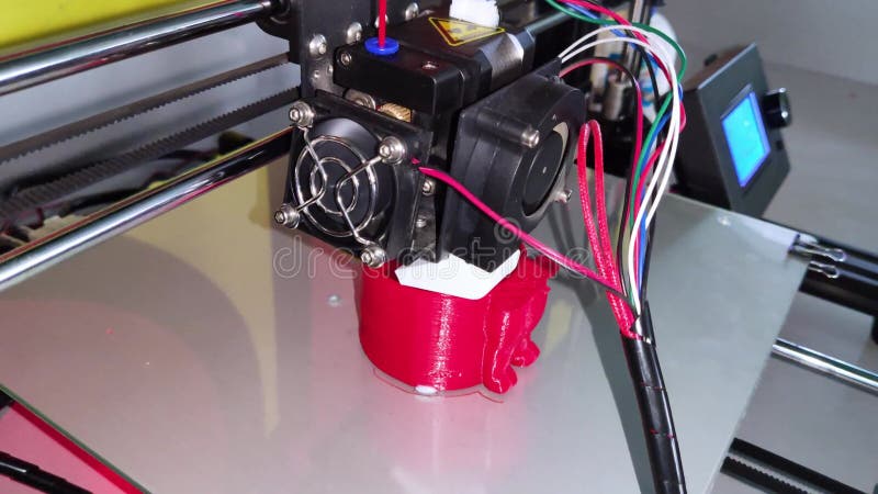 Une imprimante 3D moderne au travail Photo macro d'une machine cnc qui crée indépendamment un objet volumétrique Le concept du mo banque de vidéos