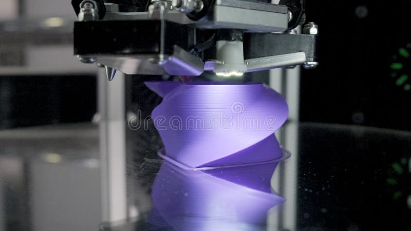 Une imprimante 3d moderne crée un objet futuriste violet clips vidéos