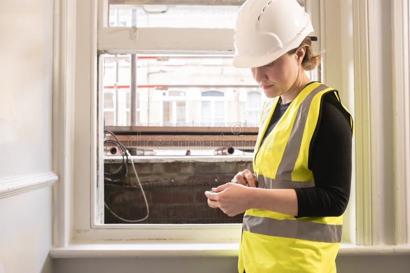 Une Ingénieure En Génie Civil Arpentant Un Chantier De