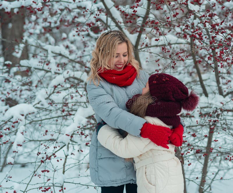 Une jeune famille profite d'une journée sur la glace dans un parc enneigé image stock