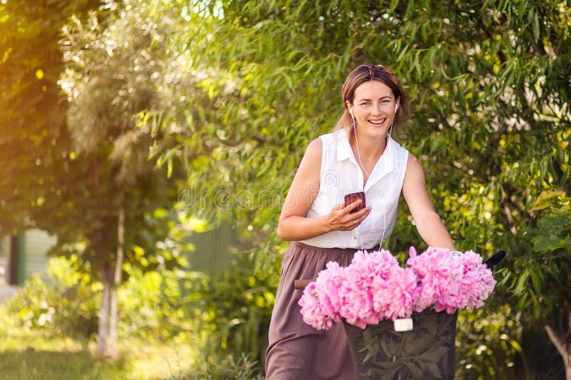 Une jeune femme avec des pivoines photo stock Une jeune femme avec des pivoines photo stock