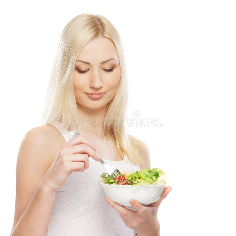 Une jeune femme caucasienne blonde mangeant d'une salade