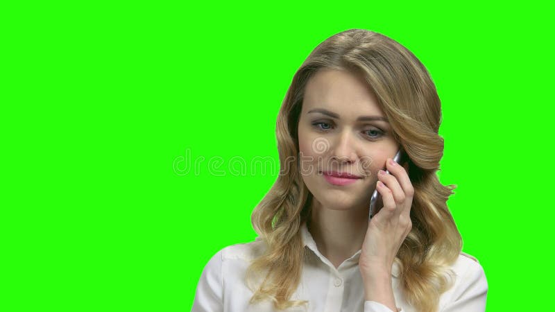 Une jeune femme d'affaires confiante parlant au téléphone portable banque de vidéos