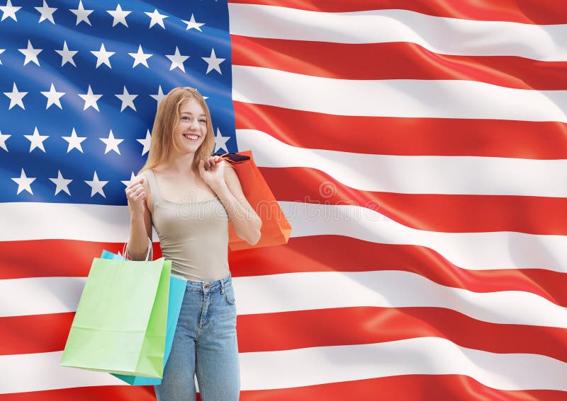 Une jeune femme heureuse avec les paniers colorés des boutiques de fantaisie photos stock Une jeune femme heureuse avec les paniers colorés des boutiques de fantaisie photos stock