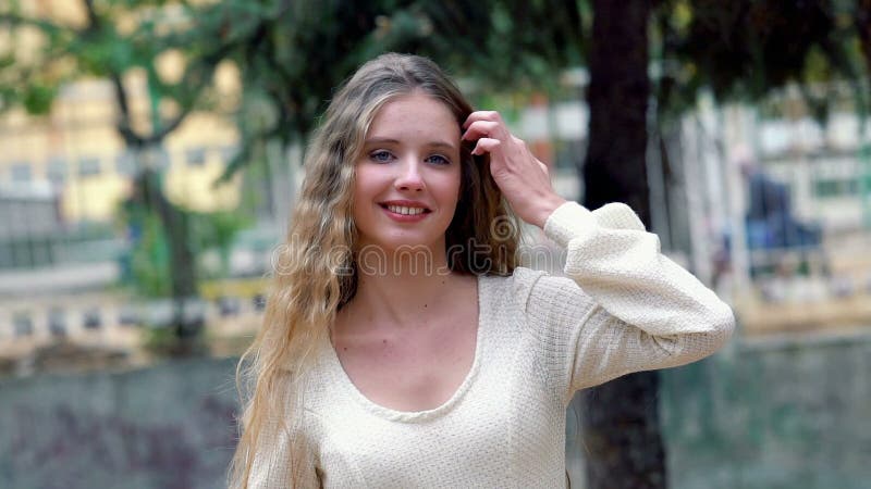 Une jeune femme heureuse dans le parc de l'automne rit de joie clips vidéos