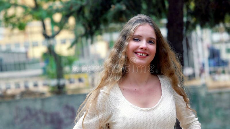 Une jeune femme heureuse dans le parc de l'automne rit de joie banque de vidéos