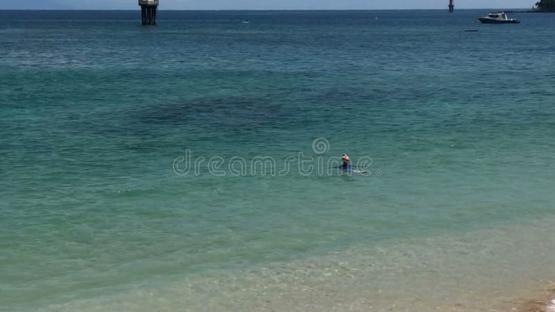 Une jeune femme mince baignant dans la mer bleue dans une station tropicale lombok indonésie banque de vidéos