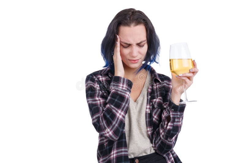 Une jeune femme, montrant un mal de tête, et tenant un verre de vin dans sa main D'isolement sur le blanc images libres de droits Une jeune femme, montrant un mal de tête, et tenant un verre de vin dans sa main D'isolement sur le blanc images libres de droits