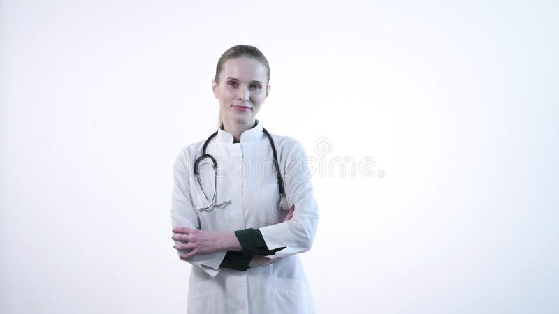 Une jeune femme médecin sûr joignant les mains avec une croix. clips vidéos