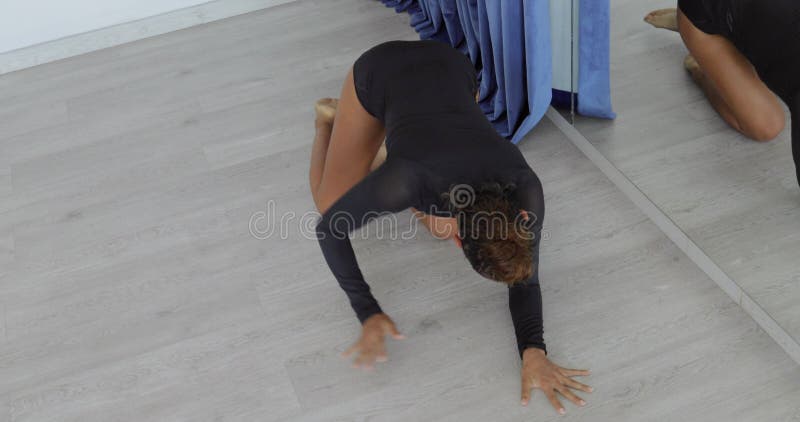 Une jolie jeune femme danse dans le studio clips vidéos