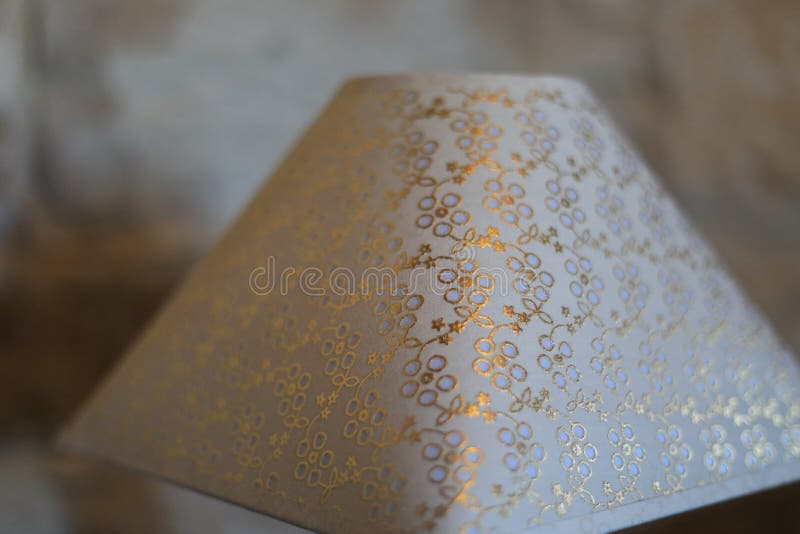 Une lampe de vintage près d'un lit La lampe peu commune apporte un peu de luxe de vintage à la chambre à coucher, mais est bien équipée pour le jour moderne