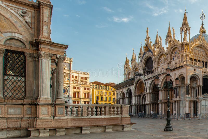 Une lanterne sur les marques de St ajustent à Venise images libres de droits Une lanterne sur les marques de St ajustent à Venise images libres de droits
