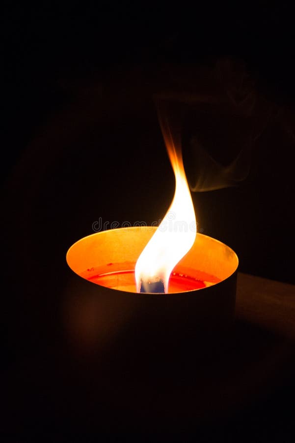 Une lumière de bougie image libre de droits Une lumière de bougie image libre de droits