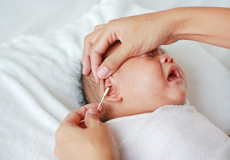 Tampon De Coton D Utilisation De Mere Humidifie De L Alcool Pour Essuyer Pour Nettoyer Le Bebe De Cordon Ombilical De Nombril Nou Image Stock Image Du Treatment Tige Tampon De Coton D Utilisation De Mere Humidifie De L Alcool Pour Essuyer Pour Nettoyer Le Bebe De Cordon Ombilical De Nombril Nou Image Stock Image Du Treatment Tige