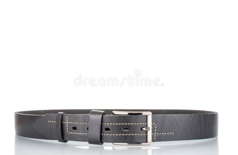 Une macro de ceinture mens noire isolée sur fond blanc. photographie stock