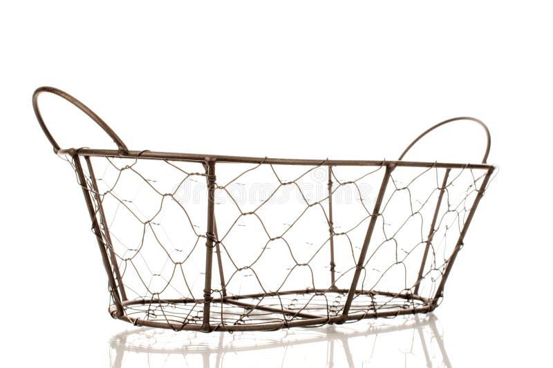 Une macro de panier métallique vide isolée sur fond blanc. illustration stock
