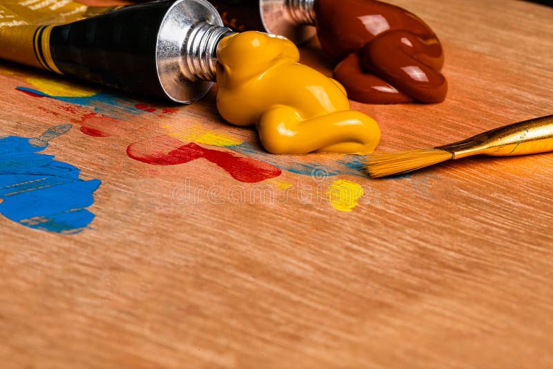 Une macro image des peintures acryliques de l'artiste a serré sur une palette en bois pour la peinture photos stock Une macro image des peintures acryliques de l'artiste a serré sur une palette en bois pour la peinture photos stock