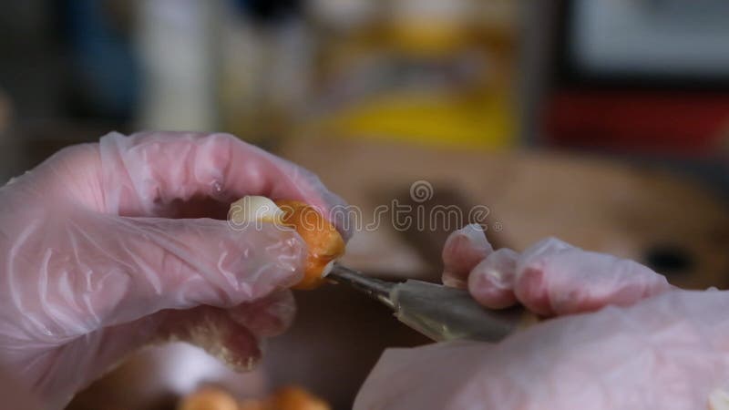 Une main de femme gorgée remplit les pâtisseries françaises de crème avec un sac de pâtisserie. gâteau à la crème.