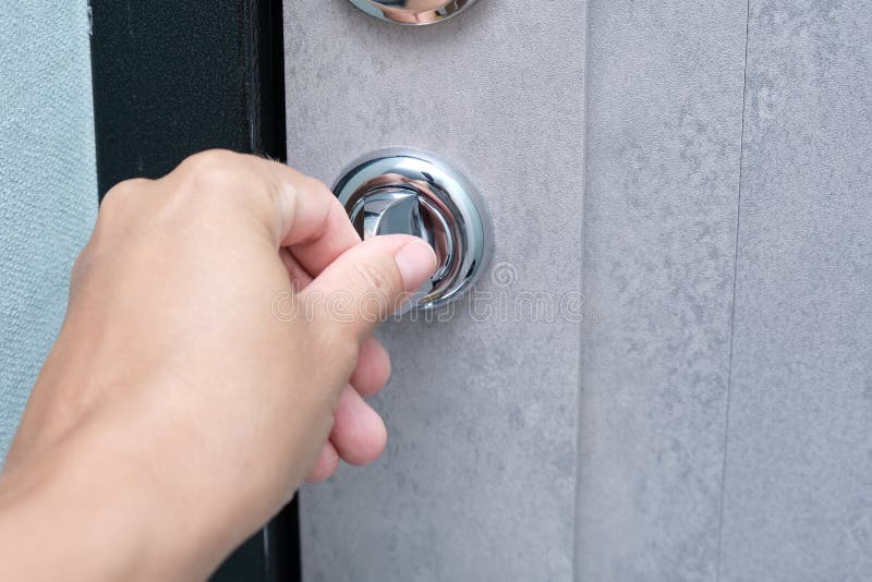 Une Main Verrouillant La Porte Avec Un Bouton De Porte Pour La