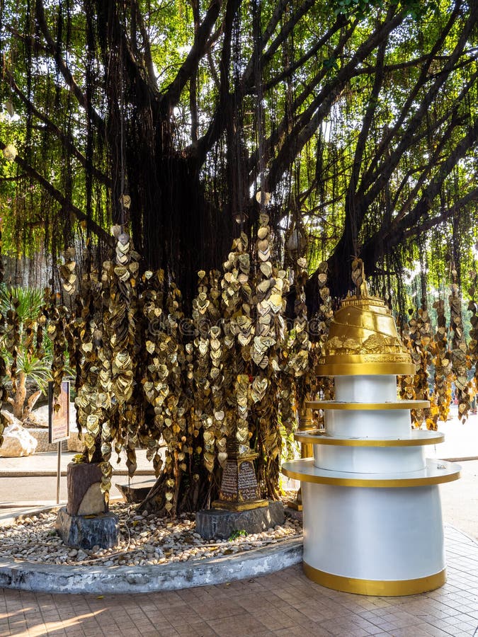 Une Maquette Miniature Dorée Du Temple Et Un Arbre Avec Des