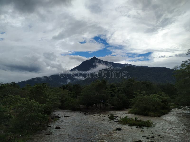Une montagne et les deux rivières photographie stock libre de droits Une montagne et les deux rivières photographie stock libre de droits