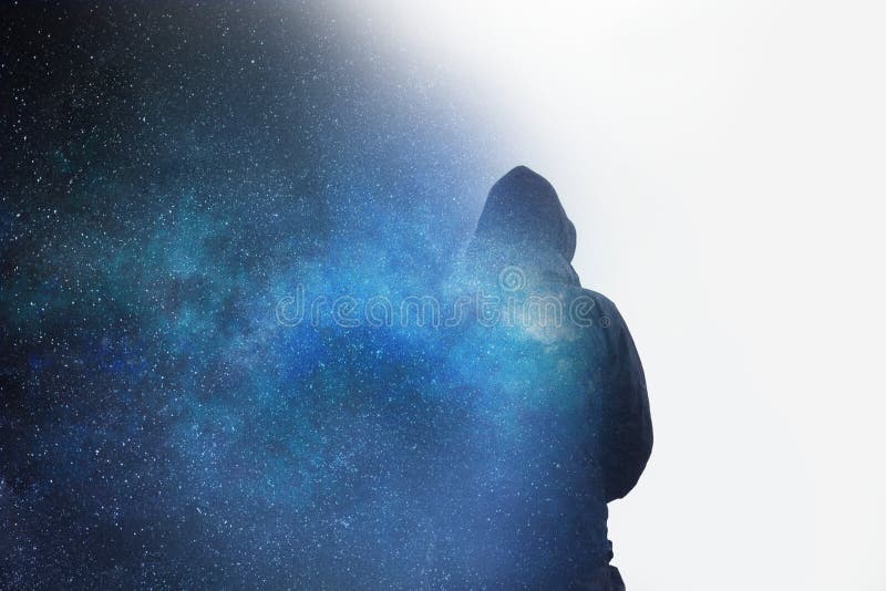 Une mystérieuse silhouette à capuche a silhouetté les étoiles et l'univers avec une double exposition. avec espace libre