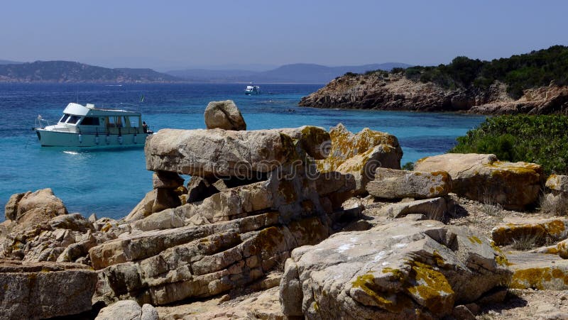 Une navigation de bateau sur la côte de la Sardaigne, Sardaigne, Italie, plage images stock Une navigation de bateau sur la côte de la Sardaigne, Sardaigne, Italie, plage images stock