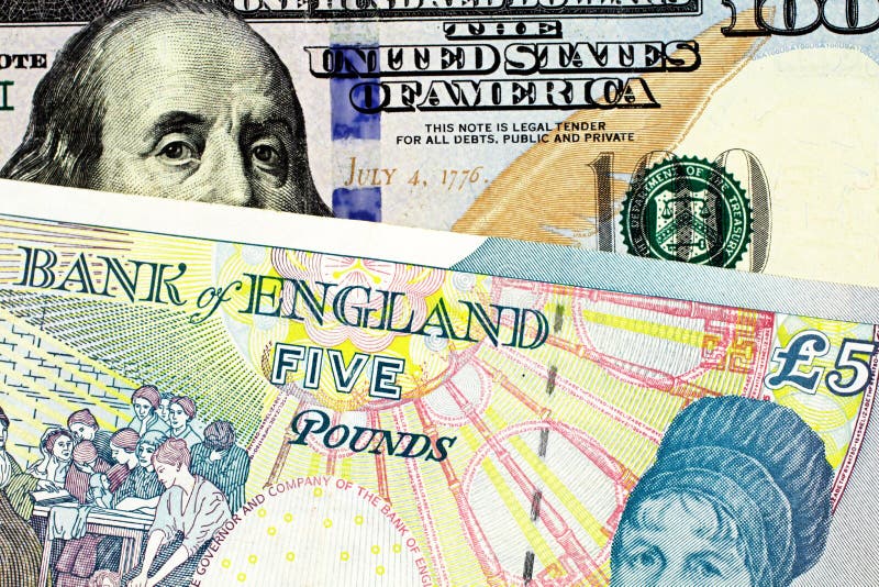 Une note britannique de cinq livres avec des cent billets d'un dollar américain photos libres de droits Une note britannique de cinq livres avec des cent billets d'un dollar américain photos libres de droits