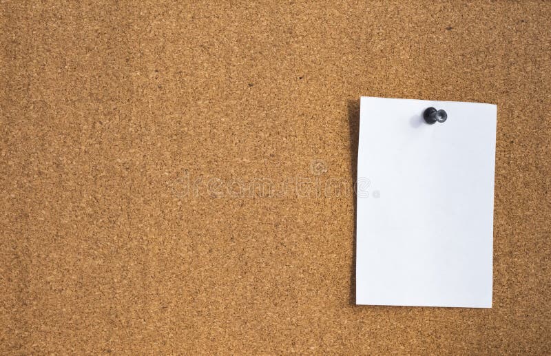 Une page blanche de papier jointe à un panneau de liège photos stock Une page blanche de papier jointe à un panneau de liège photos stock